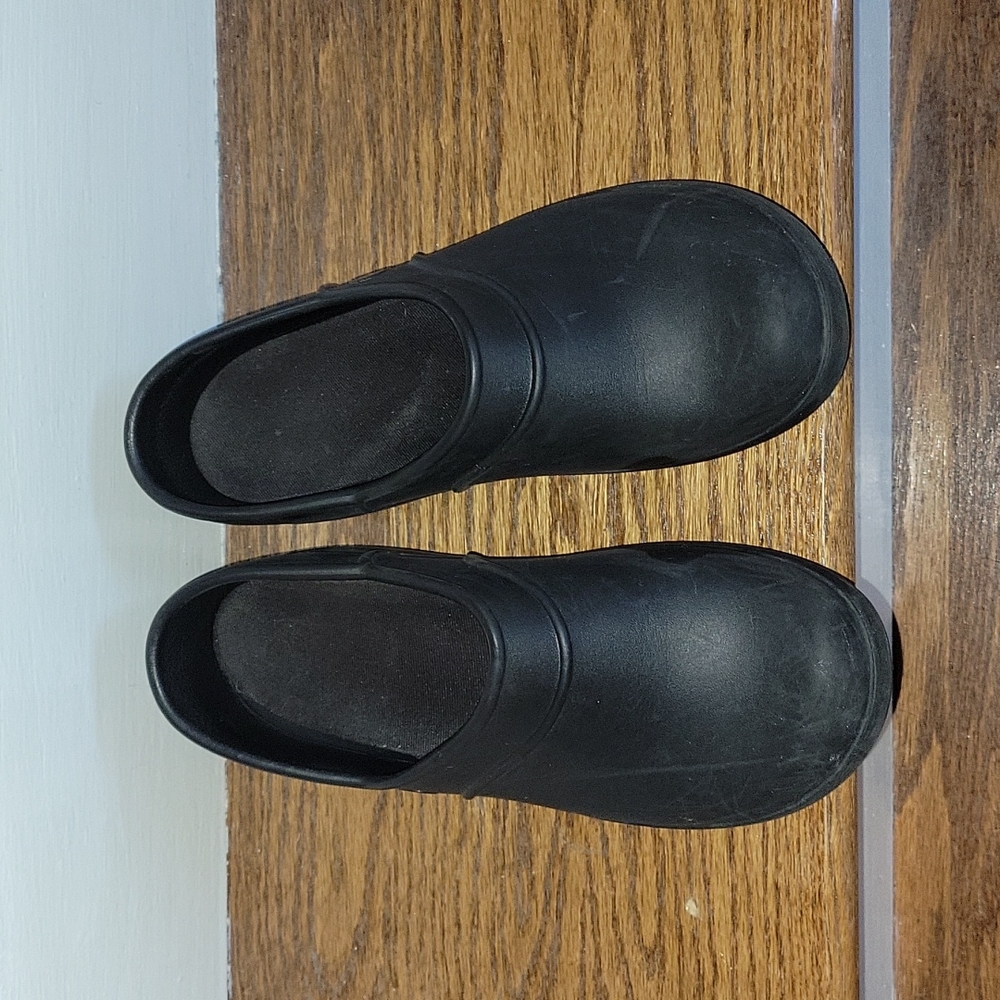Womens crocs w8